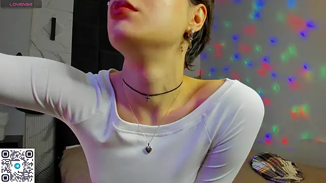 Adeline Perle online show from September 24, 2025, 12:07 am