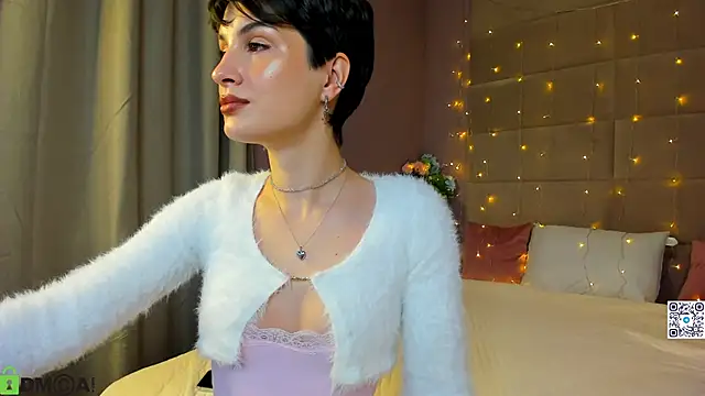 Adeline Perle online show from October 18, 2025, 2:13 am