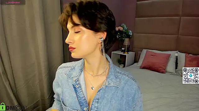 Adeline Perle online show from October 5, 2025, 1:40 am