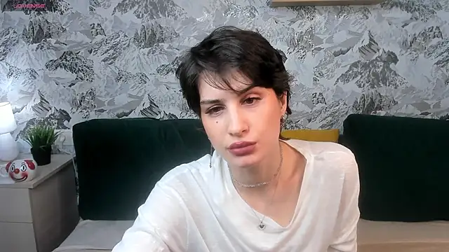 Adeline Perle online show from October 8, 2025, 1:40 am