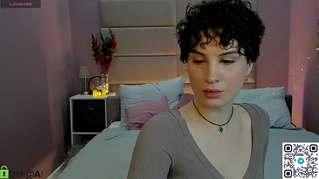 Adeline Perle online show from December 5, 2025, 1:16 am