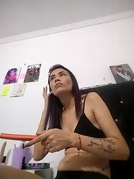 dulcelatin21 online show from October 28, 2025, 12:33 am