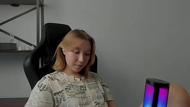 Agatha May online show from November 27, 2025, 8:04 am