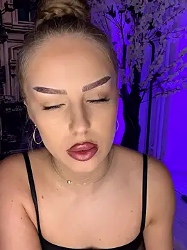 AubrieleRouj1 online show from January 13, 2026, 5:17 pm