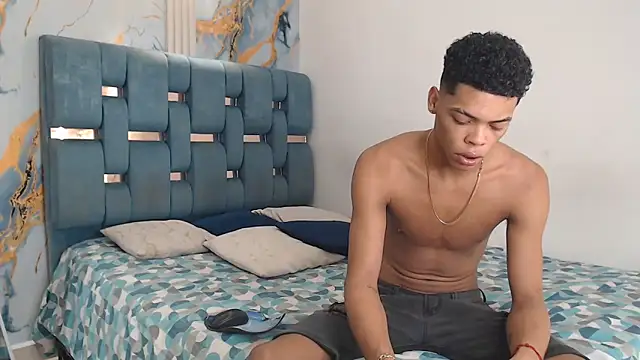 PRETTY FEM online show from April 9, 2026, 1:40 am