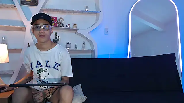 PRETTY FEM online show from September 29, 2025, 1:28 pm