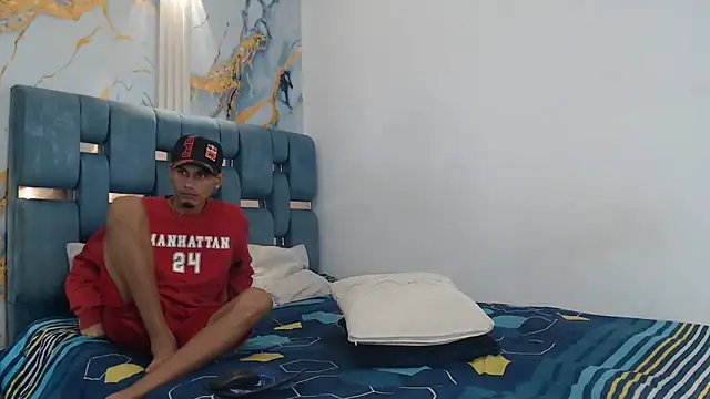 PRETTY FEM online show from February 25, 2026, 1:39 am