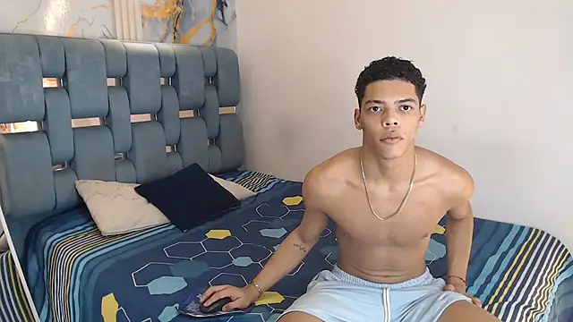 PRETTY FEM online show from April 1, 2026, 1:19 am