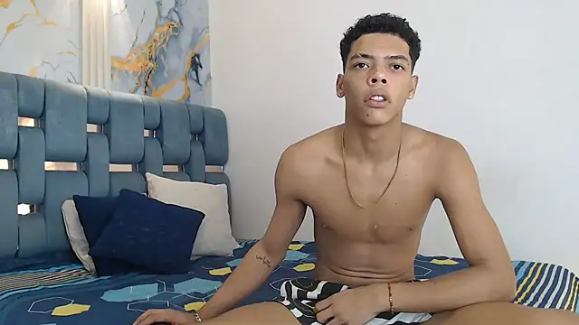 PRETTY FEM online show from February 19, 2026, 1:46 am