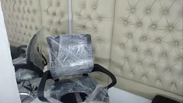 JessicaHott01 online show from December 4, 2025, 7:35 pm