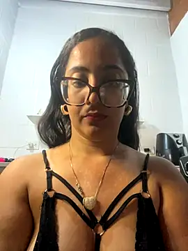 Snapshot of Jessyivonne chatting on October 19, 2025, 4:48 am Jessyivonne online show from October 19, 2025, 4:48 am