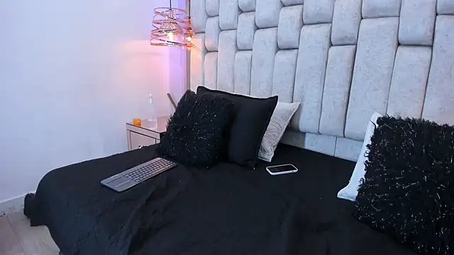 REINA ADAHARA online show from April 12, 2026, 12:03 am