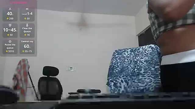  LoveBirds online show from March 19, 2026, 6:19 pm