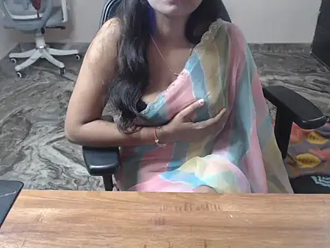  LoveBirds online show from March 3, 2026, 6:04 pm