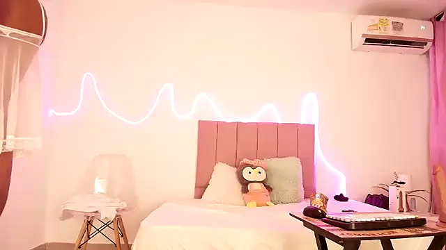 Valerin salazar online show from October 4, 2025, 8:10 pm