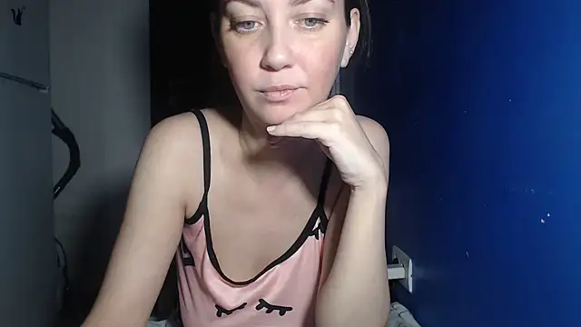 Snapshot of petite_danielle chatting on July 13, 2026, 7:35 pm petite danielle online show from July 13, 2026, 7:35 pm