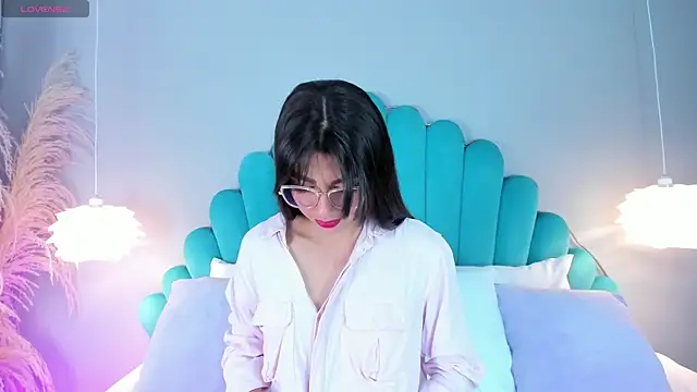 AlassiaHocthner online show from November 8, 2025, 11:36 am