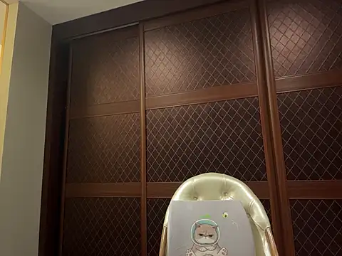 yuer2563 online show from November 7, 2025, 4:11 pm