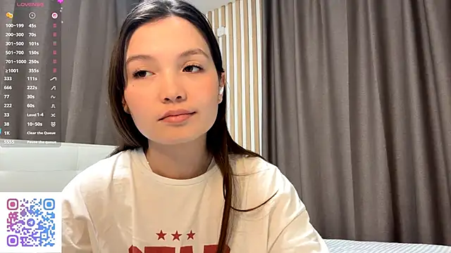 KiraVelvet online show from October 1, 2025, 6:01 pm