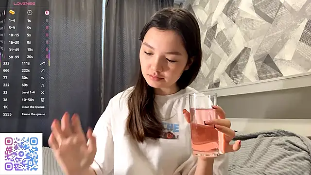 KiraVelvet online show from November 5, 2025, 8:06 am