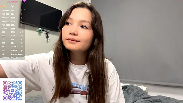 KiraVelvet online show from October 4, 2025, 2:18 pm