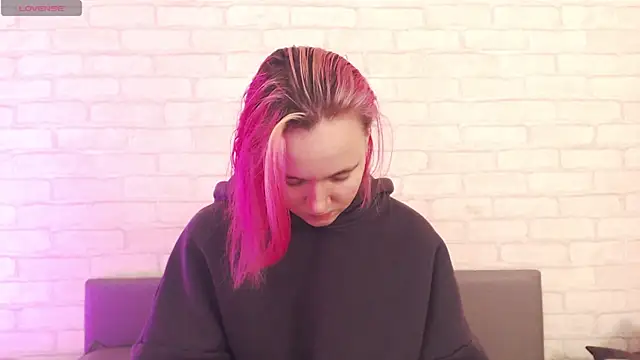 Ericha Stone online show from November 6, 2025, 8:07 am