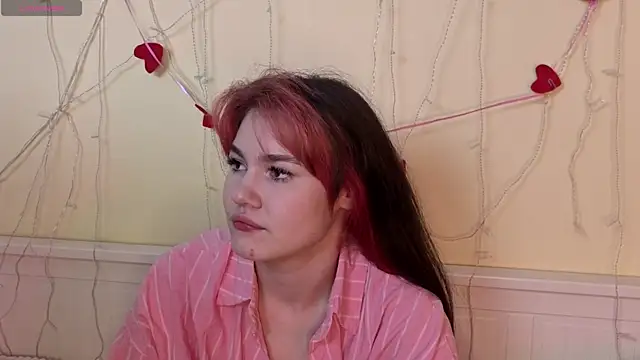 MauraSpurrier online show from November 5, 2025, 6:44 pm