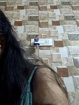 QUEEN-ADITI online show from September 25, 2025, 2:34 pm