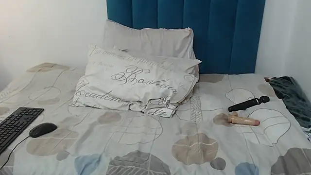 Snapshot of Bella_2025 chatting on September 25, 2025, 6:58 pm Bella 2025 online show from September 25, 2025, 6:58 pm
