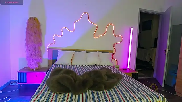 EvaLone1 online show from December 15, 2025, 8:03 pm