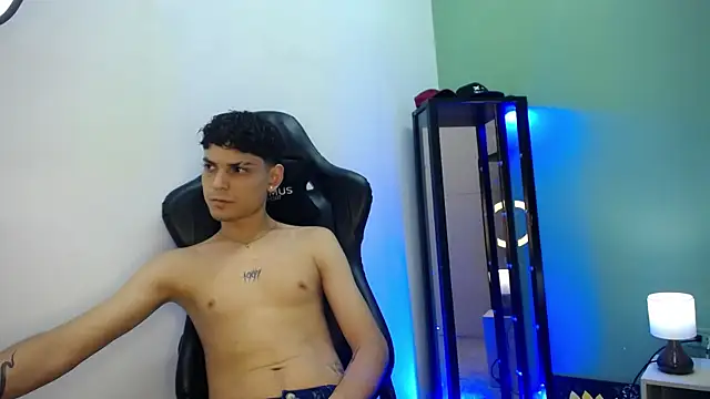 dilan hott  online show from December 21, 2025, 8:20 pm