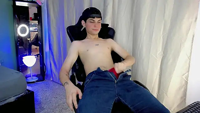 dilan hott  online show from October 15, 2025, 8:17 pm