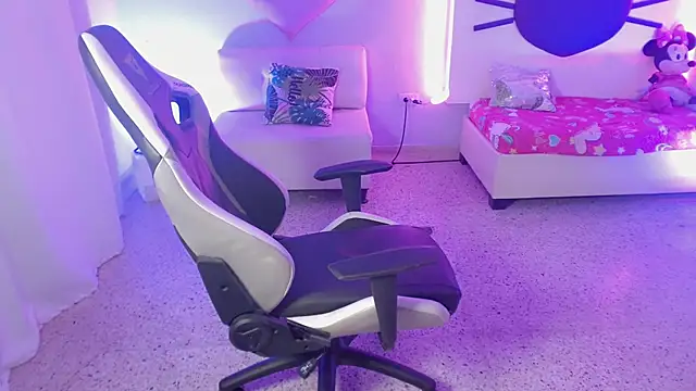 mishel hott online show from September 8, 2025, 8:41 pm