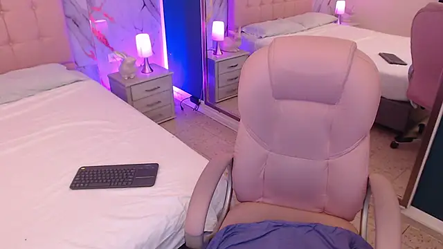 Red kytty6 online show from November 20, 2025, 3:56 pm