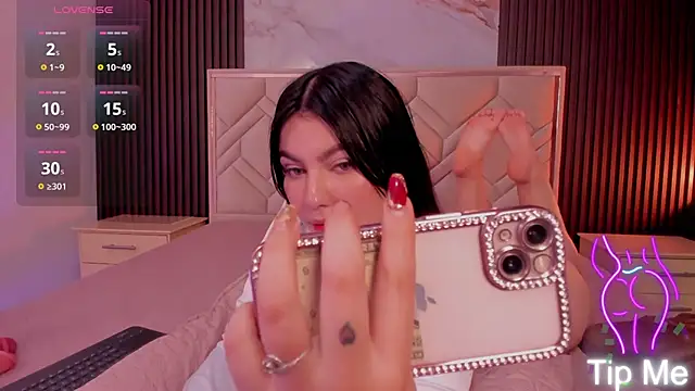 MiaaFarrel online show from October 8, 2025, 7:25 pm