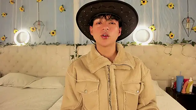 AleAurarashi online show from November 14, 2025, 6:06 am