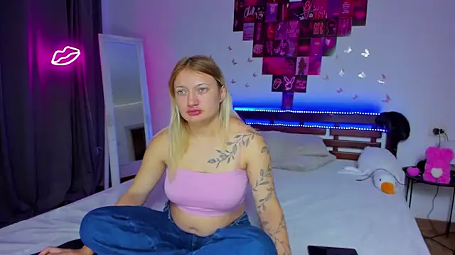 MikkiShowww online show from October 8, 2025, 9:26 pm