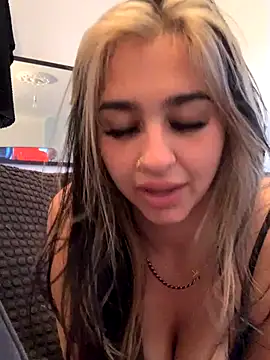 BrunetteBrat-xo online show from November 17, 2025, 9:57 am