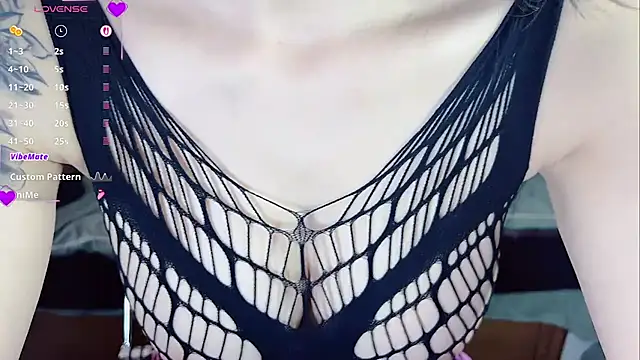 lingzi9333 online show from November 7, 2025, 7:13 am