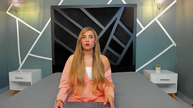 Alana cox  online show from November 27, 2025, 8:20 pm