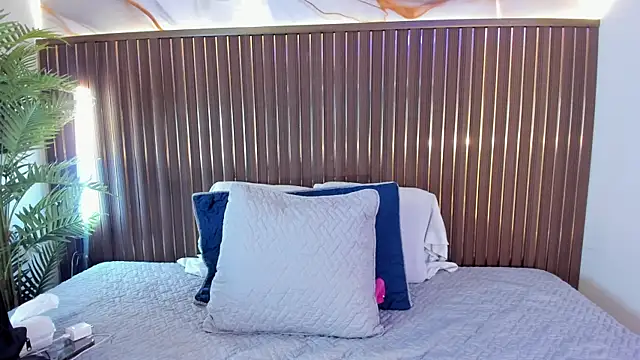 Snapshot of Roxie-NS chatting on February 28, 2026, 12:05 pm Roxie-NS online show from February 28, 2026, 12:05 pm