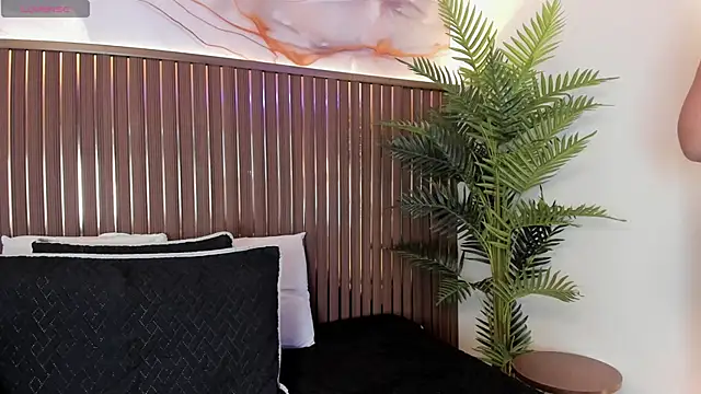 Roxie-NS online show from April 2, 2026, 12:23 pm