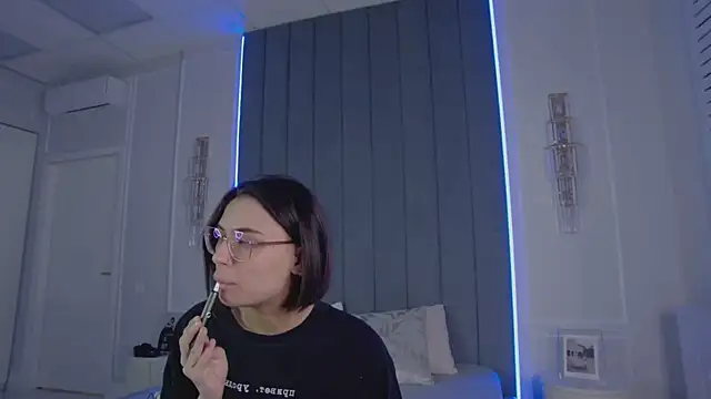 VioletAsh online show from April 5, 2026, 4:19 am