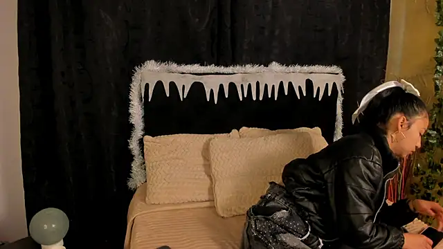 Tiffany Nm online show from December 4, 2025, 1:21 pm