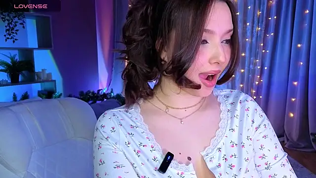 Lucy louras online show from December 21, 2025, 1:57 pm