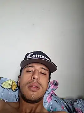 Snapshot of Santi2323xxX chatting on May 6, 2026, 9:41 pm Santi2323xxX online show from May 6, 2026, 9:41 pm