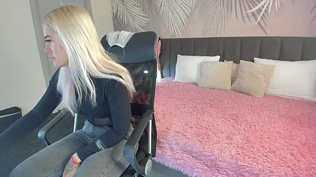 Kira Key online show from September 30, 2025, 1:44 am