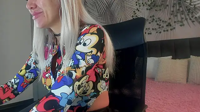 Kira Key online show from November 1, 2025, 2:51 am