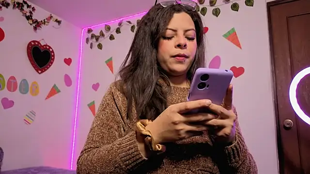 MiaCollinssx online show from April 12, 2026, 1:36 pm