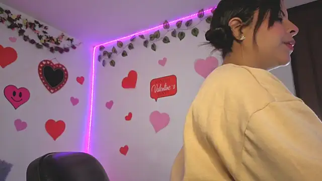 MiaCollinssx online show from February 19, 2026, 12:57 pm